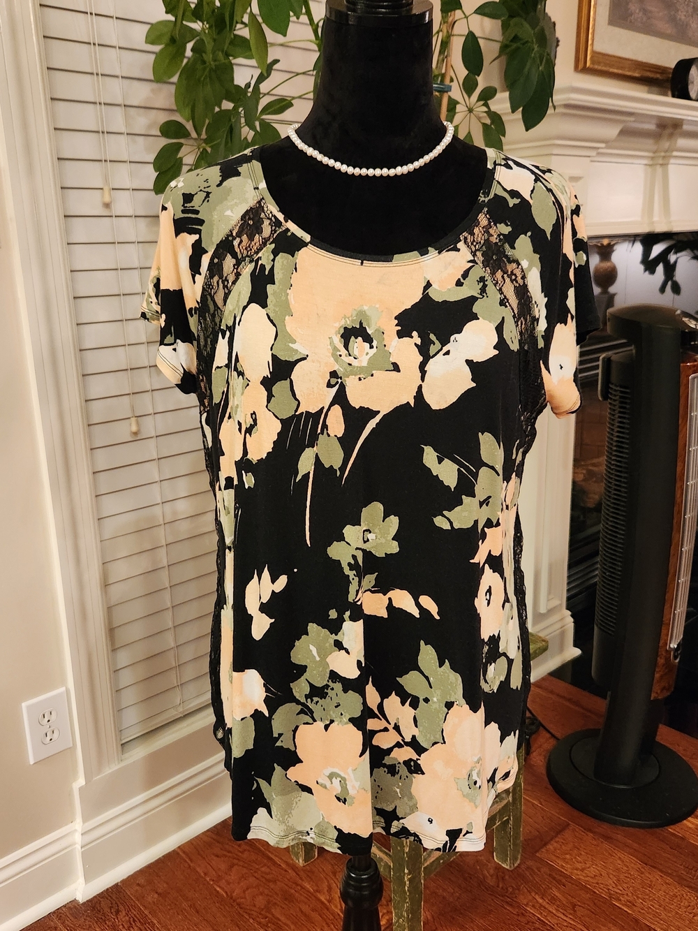 Kaari Blue Black Floral Scoop Neck Short Sleeve Top